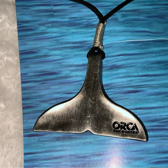 COPY - SEAWORLD WHALE TAIL NECKLACE WITH CORD BRAND NEW - Picture 3 of 15